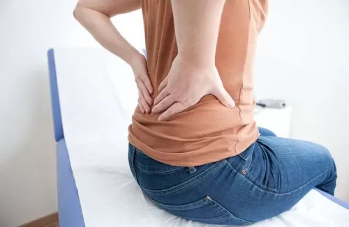 هل طقطقة الظهر آمنة ولا تلحق الضرر بالعمود الفقري؟ إليك الإجابة