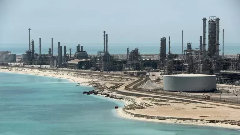 سيكون ذات يوم الأغنى في العالم .. البلد العربي الذي طحنته الحرب لن تصدقوا حجم كنزه النفطي المدفون تحت الأرض