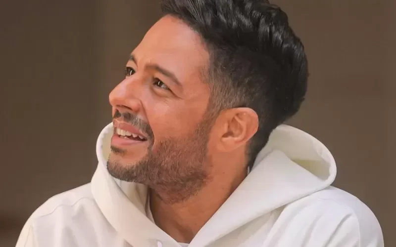 بالفيديو . طفل يرقص بجنون على أغنية حماقي في حفل في الرياض يشعل السعودية