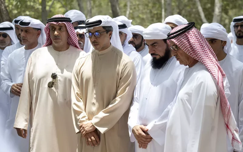 صور الشيخ محمد بن زايد اثناء مراسم دفن شقيقه الشيخ سعيد بن زايد تشعل الخليج .. شاهد