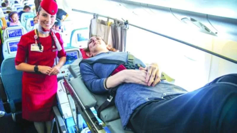 أطول امرأة في العالم تسافر في 6 مقاعد بعد تعديل الطائرة لتتناسب مع طولها!.. فيديو