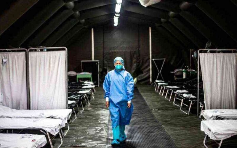 شاهد.. إمرأة تلاحق موكب رئيس الجمهورية والسبب لايخطر على بال!