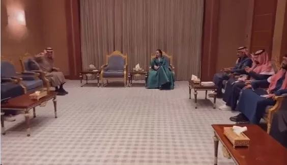 شاهد: رهف القحطاني وسط مجموعة من الرجال تظهر مفاتنها امامهم وتطلب منهم ما يندى له الجبين