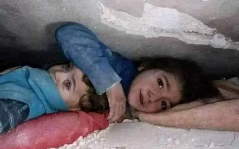 ”طلعني وأكون خدامة عندك”.. شاهد طفلة سورية توجع القلوب من تحت الأنقاض تترجى إنقاذهما