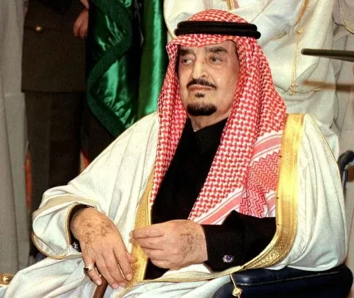 فيديو نادر للرئيس التونسي الحبيب بورقيبة وهو يقلد الملك فهد