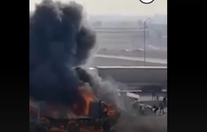 فيديو مرعب من مصر لاحتراق عشرات السيارات في حادث بشع على طريق الدائري الأوسطي