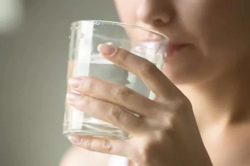 هذا ما يحدث في جسمك عند تناول كوب ماء بارد بعد الأكل