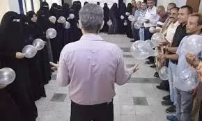 صور متداولة تثير ضجة من ورشة تدريب يمنيين وفتيات على مواقع التواصل الاجتماعي