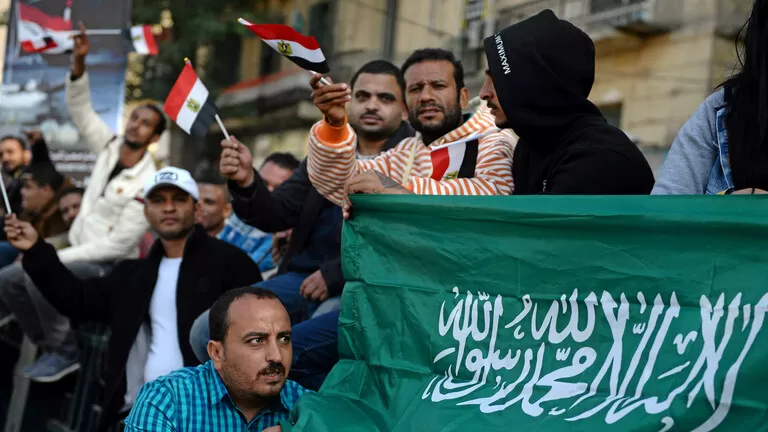 ضربة تحت الحزام للمصريين الراغبين في السفر للسعودية للعمرة.