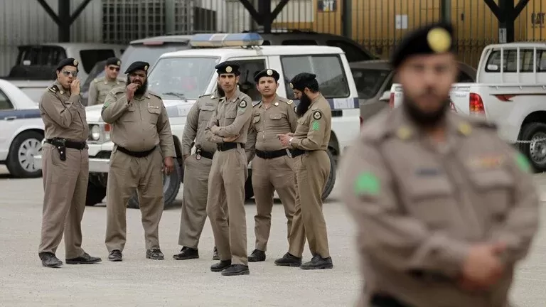 في حادثة صادمة .. مصري يمتنع عن حضور جنازة زوجته بالسعودية ويقوم بهذا الفعل الشنيع مع أبنائه والسلطات تتدخل!