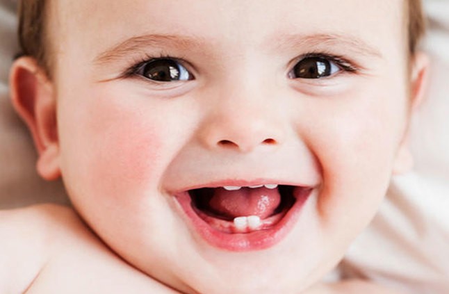 اشياء تساعد على ظهور الأسنان عند الاطفال.. وأسباب تأخير التسنين
