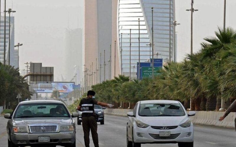 السعودية: استمرار تعليق العمرة والزيارة وإنهاء حظر التجول
