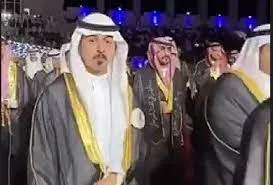 فيديو مؤثر. أم تفاجئ ابنها في حفل تخرجه وتلبسه بشت والده المتوفي