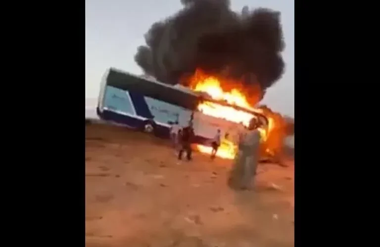 شاهد الفيديو والقصة الكاملة لحادثة الاوتوبيس السياحي المروع الذي كان يحمل سياح اجانب في أسوان بمصر