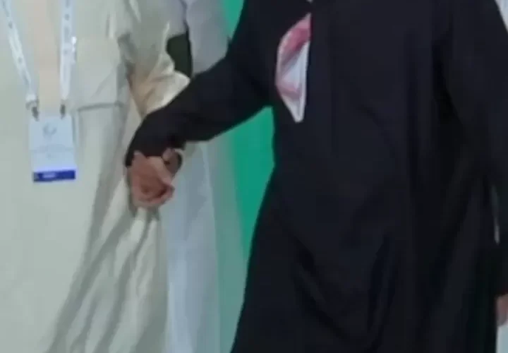 بالفيديو كيف اخذ ولي العهد السعودي بيد الامير عبدالعزيز بن سلمان في برنامج “شريك” الليلة ..اشعل المملكة ترند