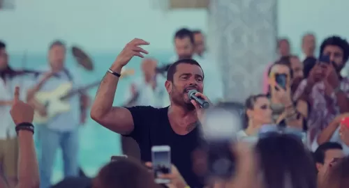 مقطع نادر لسمير غانم يغني مع عمرو دياب “ميال”… فيديو