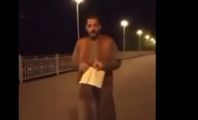هذا ما فعلته الشرط الروسية بمصري سكب الخمر على القرآن الكريم.
