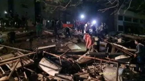 فيديو يدمي القلوب لـمشهد موجع ومفجع لشاب فلسطيني وأمه تلتقط أنفاسها الأخيرة تحت الأنقاض