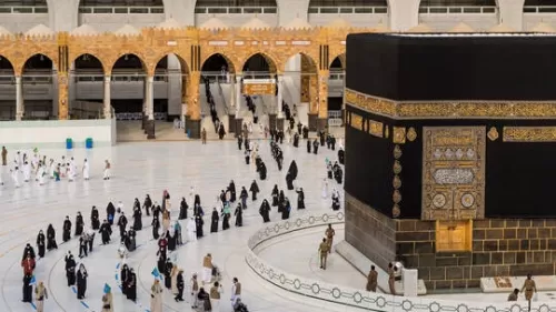 حقيقة فرض رسوم مالية على كل من يصل إلى المسجد الحرام لأداء العمرة