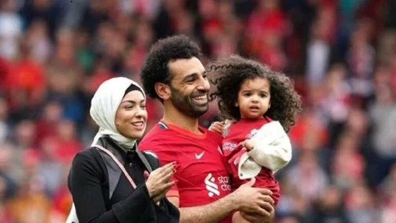 وضعية زوجة محمد صلاح أثناء التصوير مع ممثل أمريكي تثير الغضب في مصر (صورة)