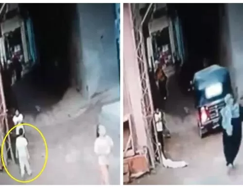 شاهد: ردة فعل مفاجئة من شاب رأى طفل صعقه ماس كهربائي في عمود إنارة