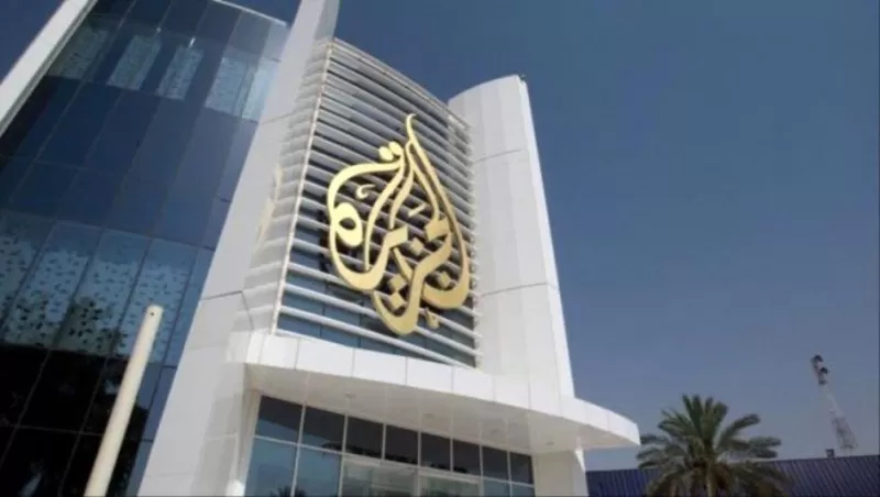 نسيت انها على الهواء,, ما فعلته اجمل مذيعة في قناة الجزيرة اصاب العالم بالصدمة