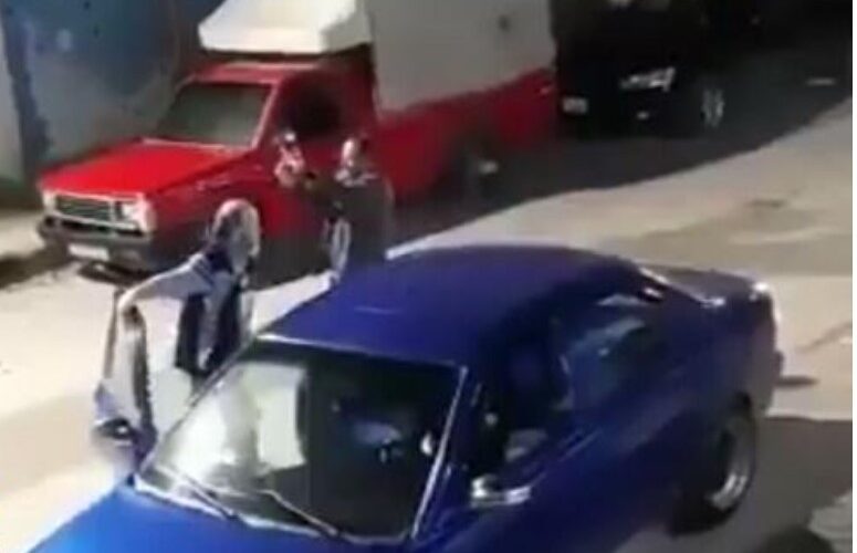 شاهد: مقتل “أردني” عند باب منزله وأمام أعين أسرته أثناء إطلاق النار احتفالا بخروجه من السجن