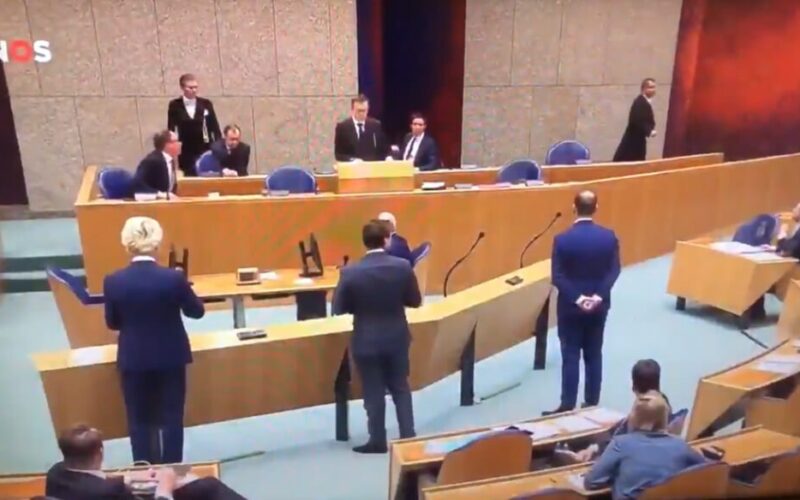شاهد : وزير الصحة الهولندي يسقط فجأة خلال مناقشة برلمان بلاده أزمة فيروس كورونا!