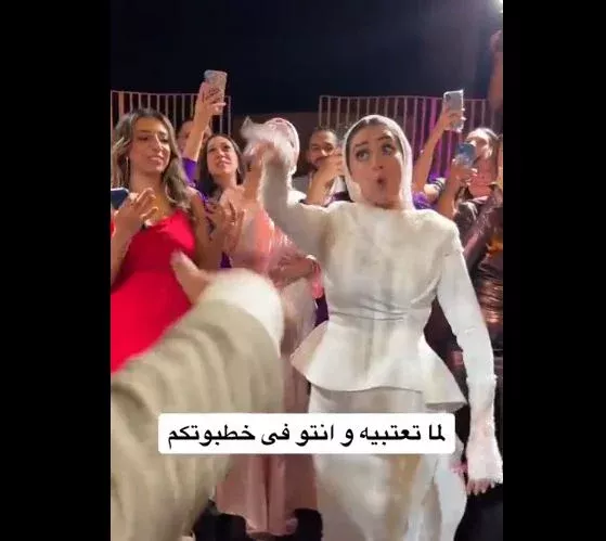 فيديو جريء لعروسين مصريين يرقصان على أنغام أغنية مخاصماك