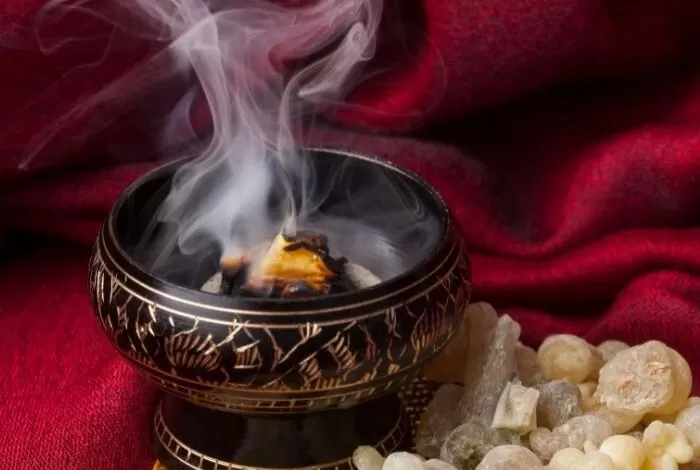 سبحان الله .. سيدة تقوم بحرق اللبان الذكر في المنزل وماحدث مفاجاة ونتيجة غير متوقعة سبحان الله جربيها !!