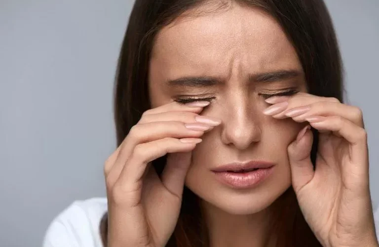 كي لا تفقد بصرك اليك الخطوات الصحيحة في حال دخل المعقم او الكحول الى العين بالغلط اثناء التعقيم