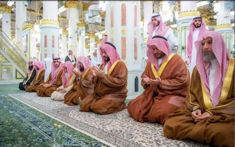 شاهد..  صور ولي العهد في مسجد قبا التي اشعلت السعودية بسبب ما ظهر فيها