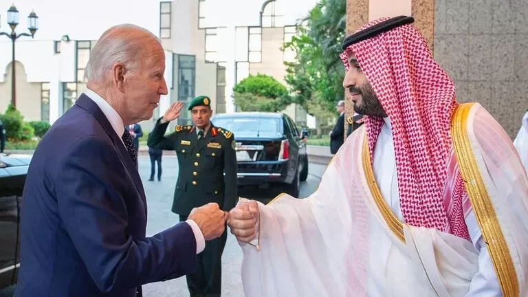 مسؤول سعودي رفيع يكشف سر مصافحة القبضة بين بايدن والامير محمد بن سلمان