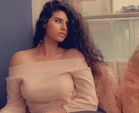 اشهر سعودية على شبكات التواصل تظهر في مقطع فاضح وتقول اريد خمسة رجال مع بعض ورجل واحد ما يكفي والسعودية في صدمة من شدة الوقاحة