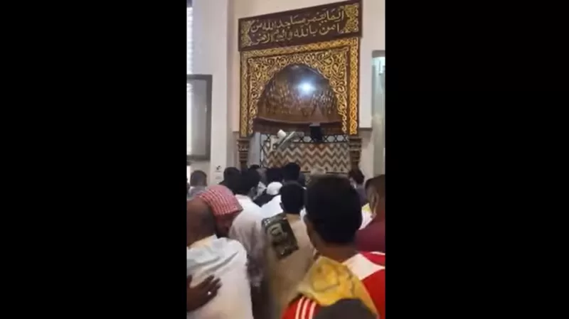 شاهد فيديو يدمي القلوب من احد مساجد جدة لحظة اداء اخر صلاة في المسجد قبل هدمه وسط بكاء الإمام والمصلين