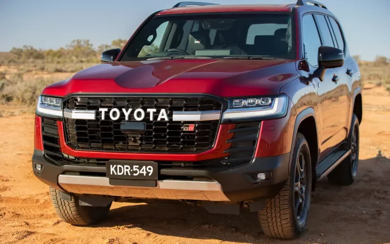 شاهد: عبد اللطيف جميل يشعل السعودية ويكشف عن وصول الوحش الجديد لاند كروزر 2024 بهذه المواصفات لأول مرة في المملكة