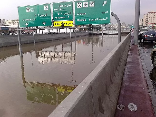 حتى هذا التوقيت امطار غزيرة وسيول على محافظة جدة السعودية