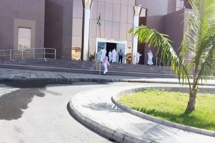 محكمة سعودية تلزم بنك شهير بدفع ما يقارب 2 مليون ريال لمواطن بسبب الفيلة التي يسكن فيها