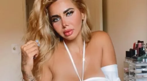 شاهد : سعودية شهيرة تنشر صور لها بالبكيني من قطعتين لا يستر أي شيء والمشاهدون في صدمة من تفاصيل ما اظهرته الصور