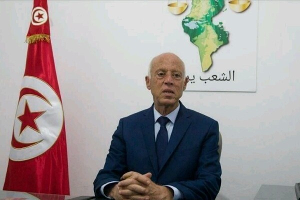لأول مره.. زعيم عربي يتفقد الفقراء ليلآ. (شاهد بالصور)