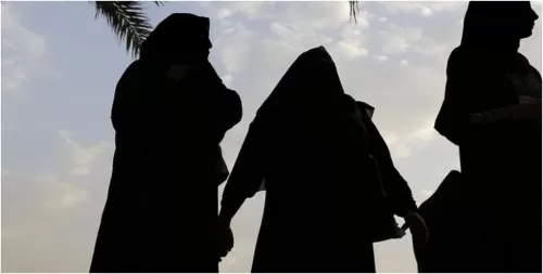 شاهد: عراك بايدي وصفع بالكفوف بين شاب وفتاة في السعودية والشرطة تنصف الظالم على المظلوم