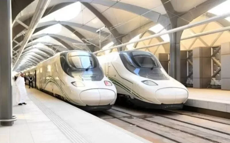 سقوط سيارة على طريق قطار الحرمين في جدة والكشف عن رقم مرعب للضحايا