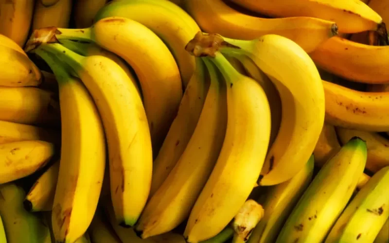 ما يخفيه الاطباء عن حقيقة ما يفعله تناول الموز قبل النوم في جسمك