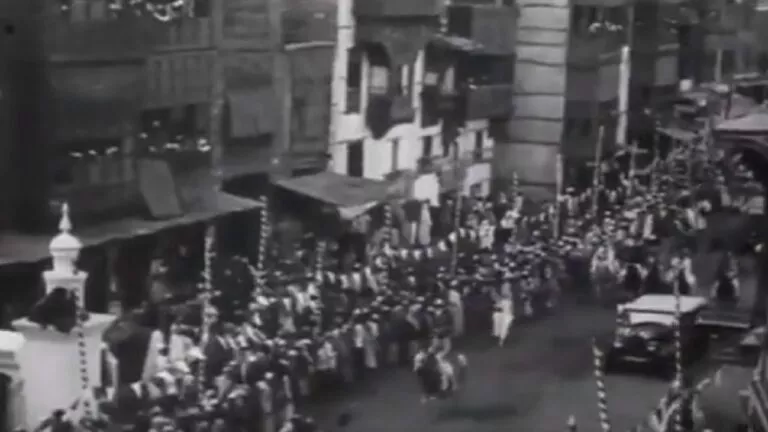 شاهد كيف كان موكب الملك عبد العزيز ال سعود يمشي بين الحجاج قبل 75 سنة؟