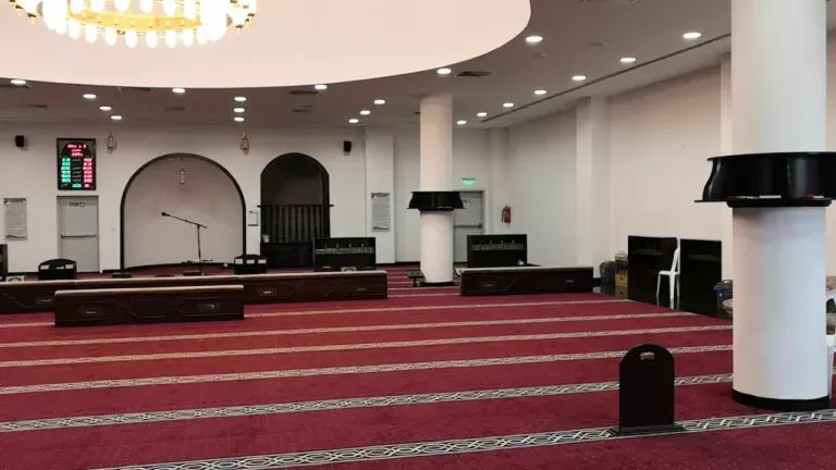 واقعة تثير السخرية في السعودية.. تلاسن نساء أثناء صلاة التروايح داخل مسجد بمكة