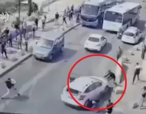 شاهد.. مستوطن إسرائيلي يدهس فلسطينيين بسيارته قرب باب الأسباط بالقدس