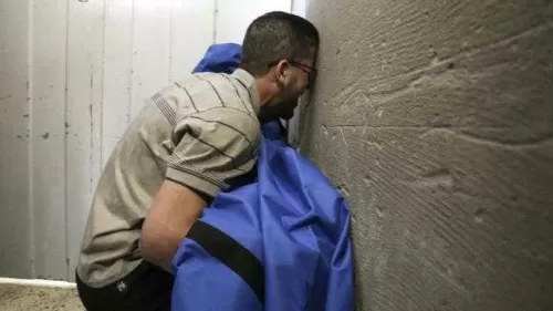 بالفيديو: الوداع الأخير لأب فلسطيني فقد طفلته تشعل وسائل التواصل الإجتماعي