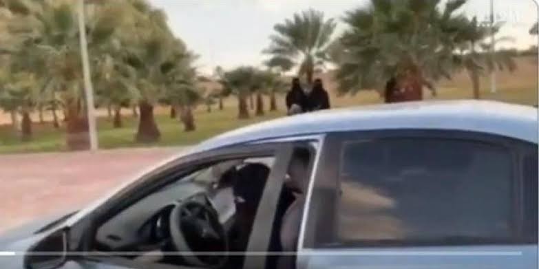 يقتحمن عالم القيادة.. سعودية تستخدم سيارتها تاكسي لنقل الطالبات.. فيديو