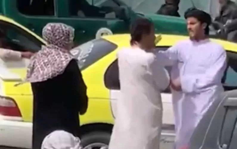 شرطي يصفع سائق تاكسي بسبب توصيله لامرأة بدون محرم! ”فيديو”