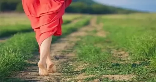 لن تصدق فوائد المشي حافي القدمين